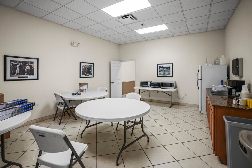 More Photos Of 1555 Sunshine Dr, Clearwater Warehouse For Sale