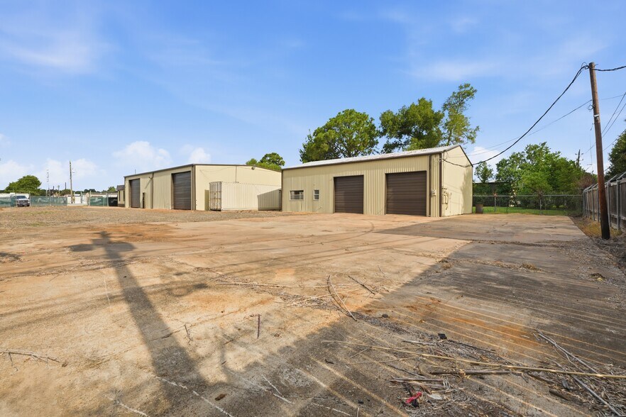 More Photos Of 2233 Garden Rd, Pearland Warehouse For Lease