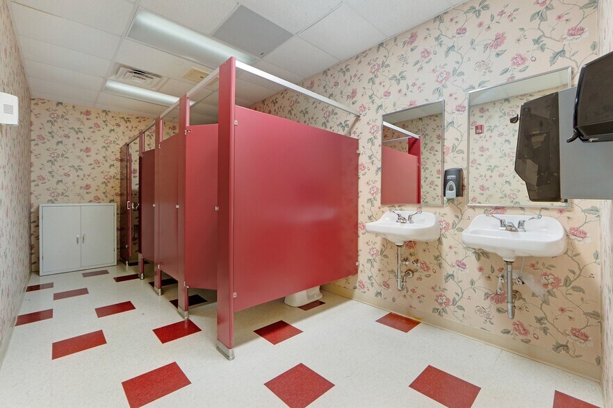 More Photos Of 8645 E Backwater Rd, North Webster Showroom For Lease