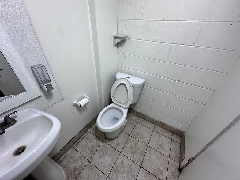 More Photos Of 1454 S Cushman St, Fairbanks General Retail For Sale