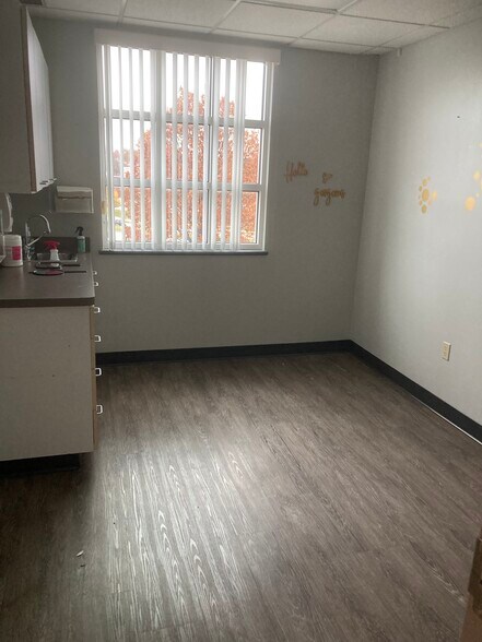More Photos Of 3510 Clinton Pl, Lawrence Medical For Lease