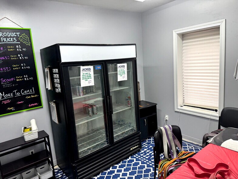 More Photos Of 6901 Moffett Rd, Mobile Showroom For Lease