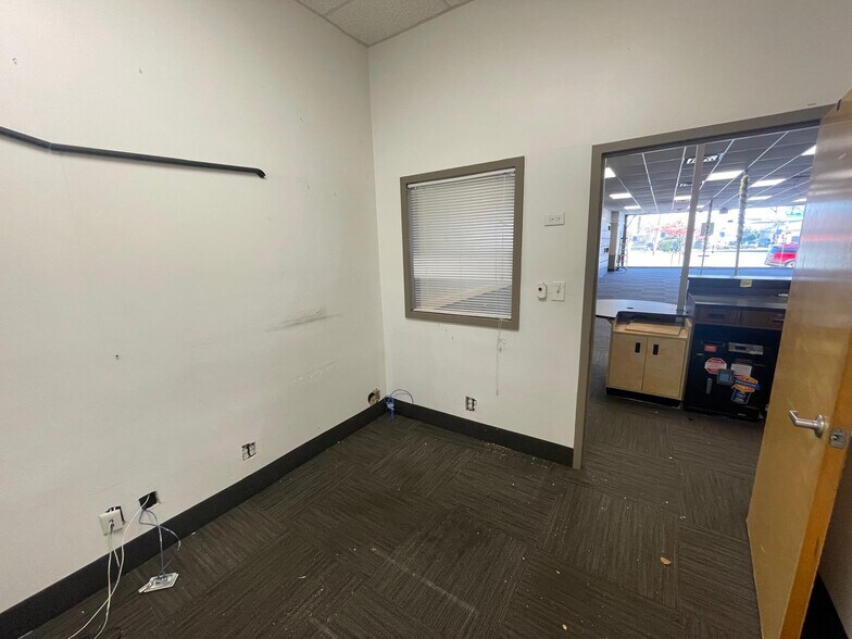 More Photos Of 230 Bay St, Staten Island Freestanding For Lease