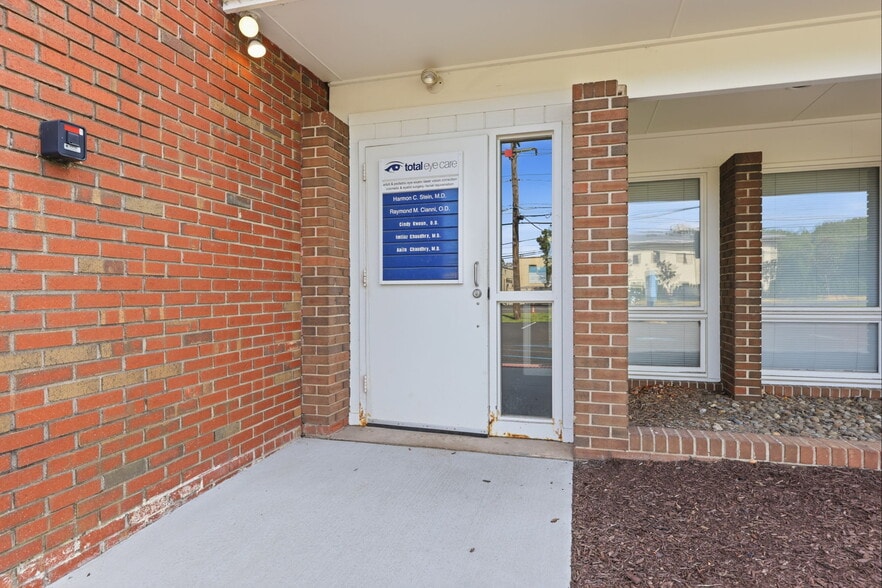 More Photos Of 1568 Woodbourne Rd, Levittown Office For Lease
