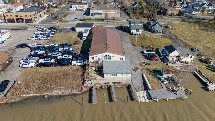 More Photos Of 7813 Buffalo Ave, Niagara Falls Showroom For Sale