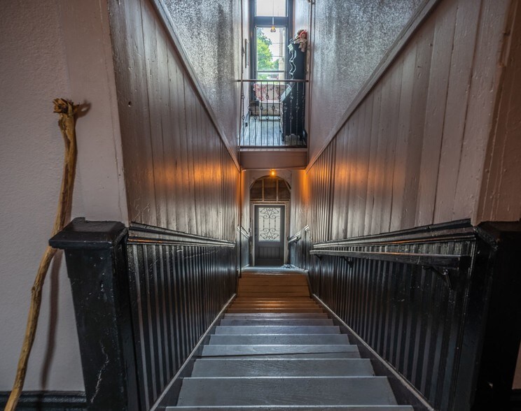 More Photos Of 75 N Waco St, Hillsboro General Retail For Lease