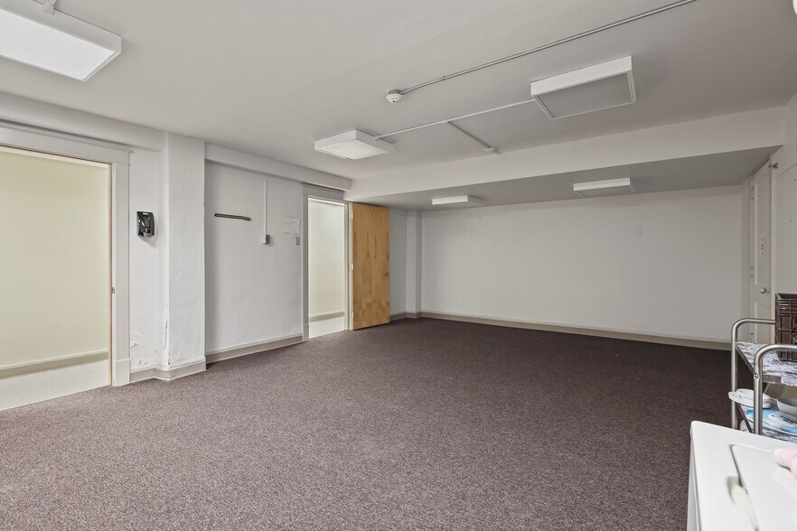 More Photos Of 1631 Main St, Niagara Falls Industrial For Sale