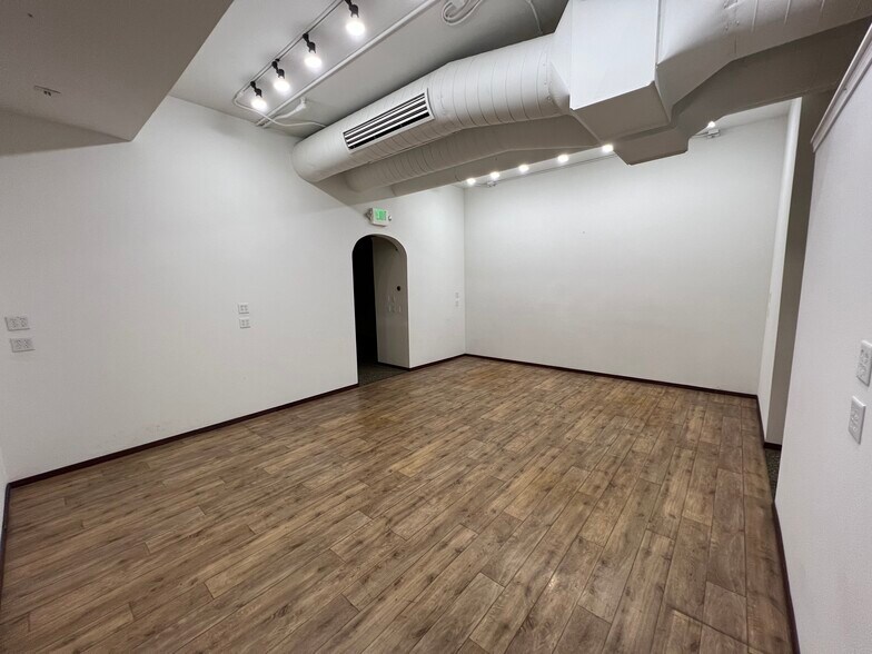 More Photos Of 300-350 E Main St, Pullman Storefront Retail Office For Lease