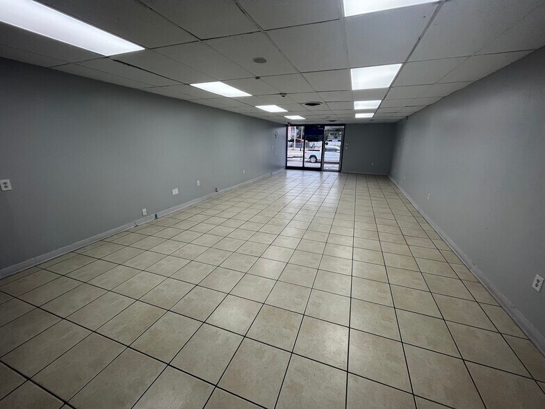 More Photos Of 8610 N Suwanee Ave, Tampa General Retail For Sale
