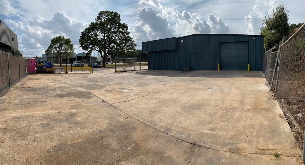 More Photos Of 15926 Cypress North Houston Rd, Cypress Industrial For Lease