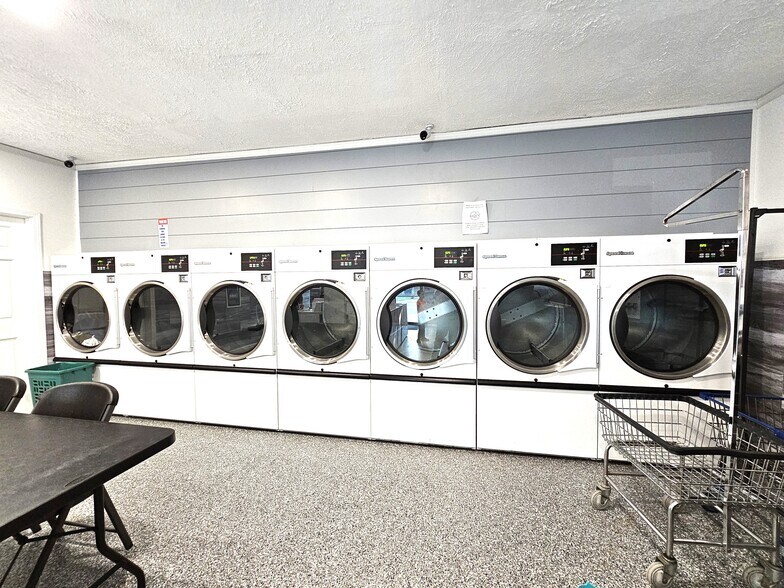 More Photos Of 512 W Egyptian Ave, Christopher Bar For Sale