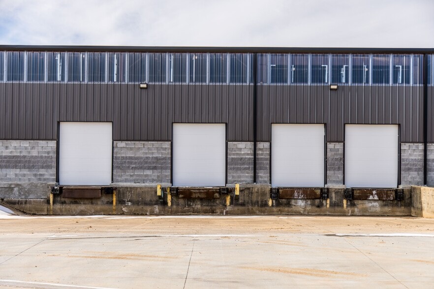 More Photos Of 659 E Randall Wobbe Ln, Springdale Distribution For Lease