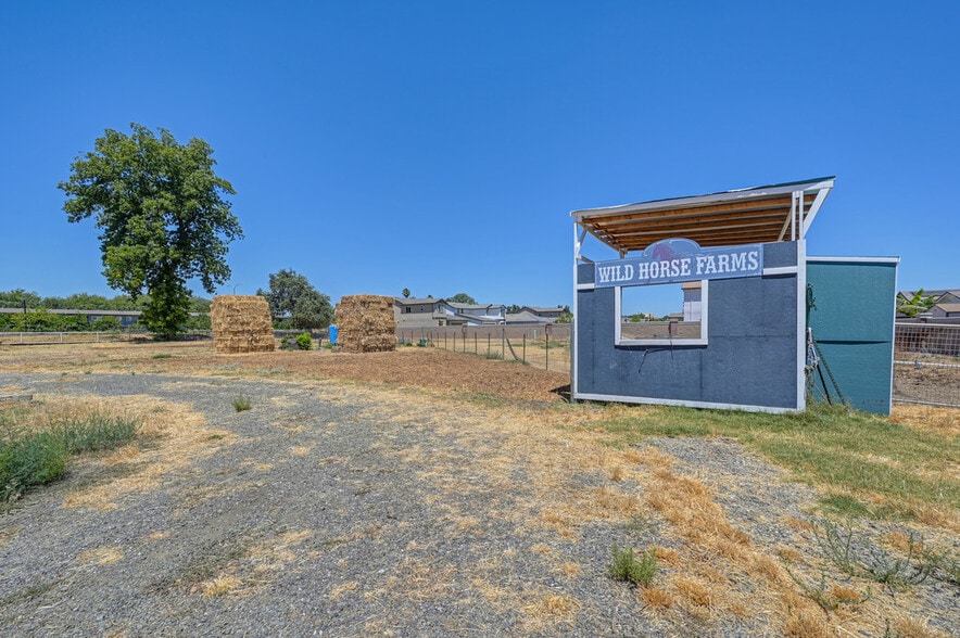 More Photos Of 19435 East St, Woodland Specialty For Sale