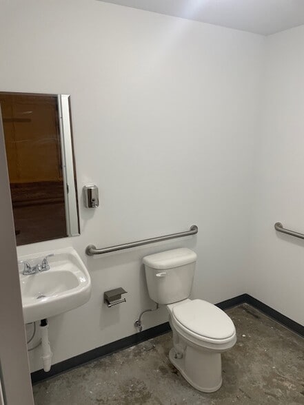 More Photos Of 701 Dupont Rd, Charleston Warehouse For Sale