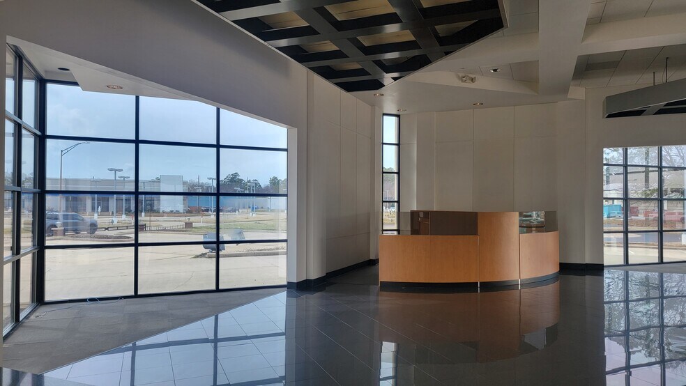 More Photos Of 8727 Business Park Dr, Shreveport Auto Dealership For Lease