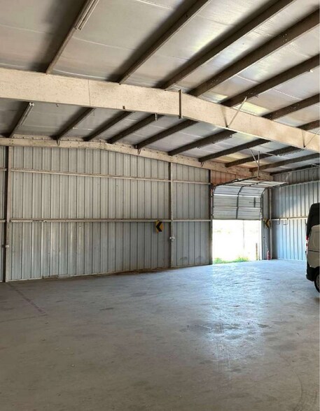 More Photos Of 2118 Vo Tech, Weslaco Showroom For Lease