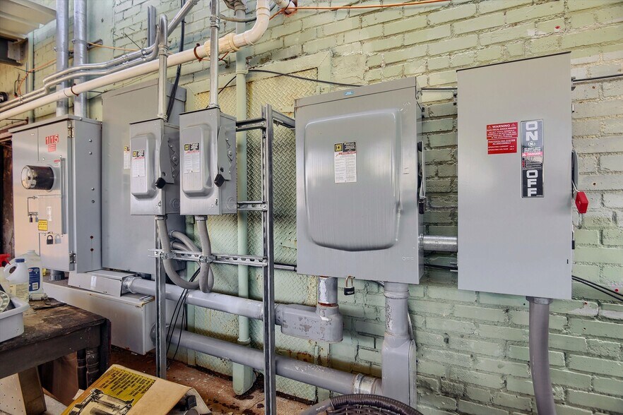 More Photos Of 115 S Travis St, Sherman General Retail For Sale