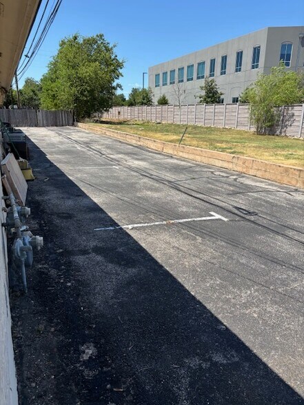 More Photos Of 400 Chisholm Valley Dr, Round Rock Unknown For Lease