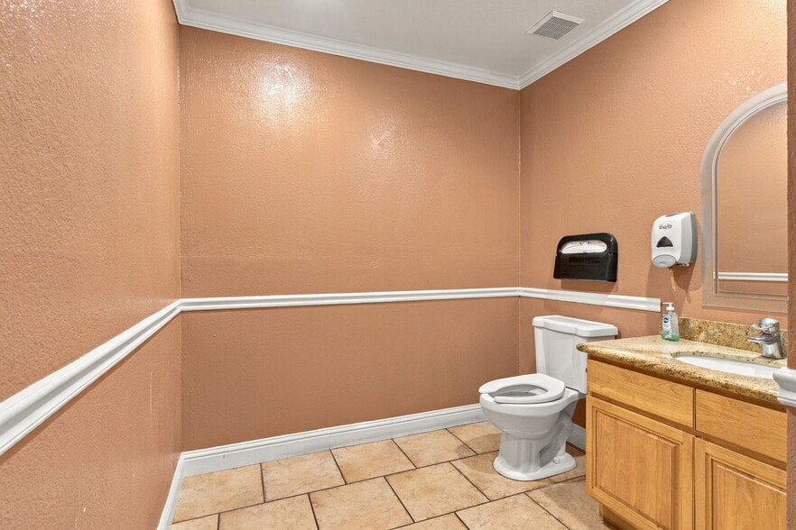 More Photos Of 403 W 11th St, Tracy Office For Sale