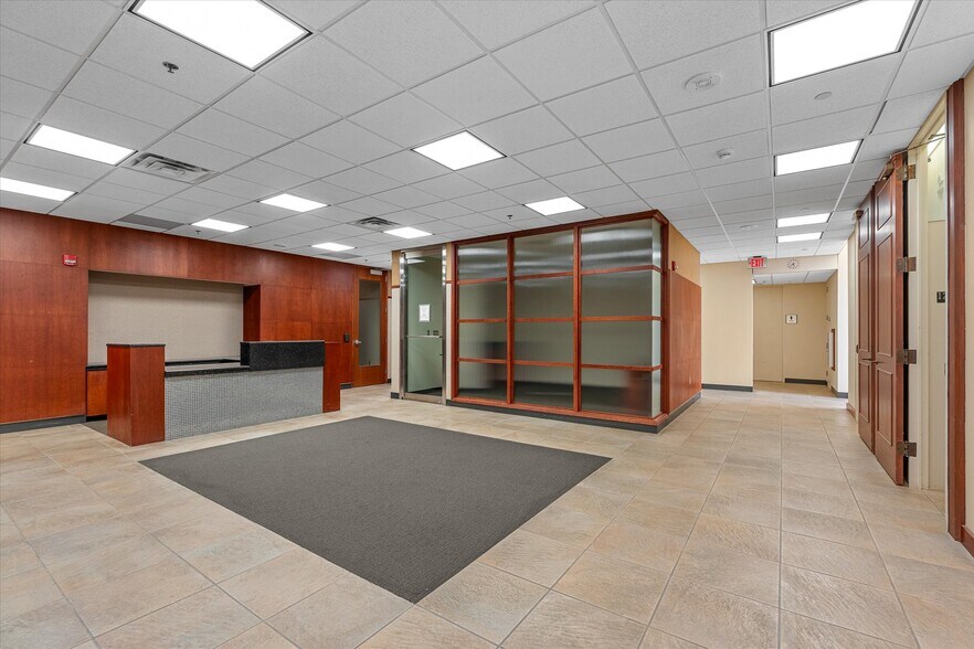 More Photos Of 400 Texas St, Shreveport Office For Sale