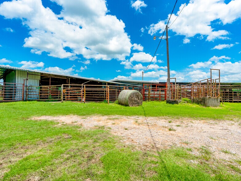 More Photos Of 1853 S Broadway St, Coalgate Flex For Sale