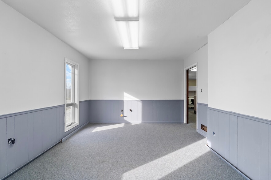 More Photos Of 209 W Main St, Linn Warehouse For Sale