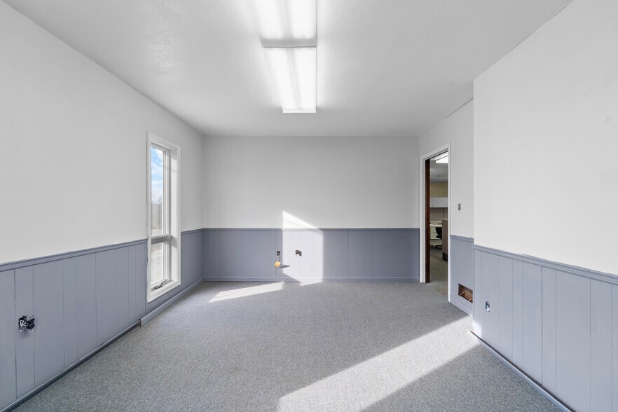 More Photos Of 209 W Main St, Linn Warehouse For Sale