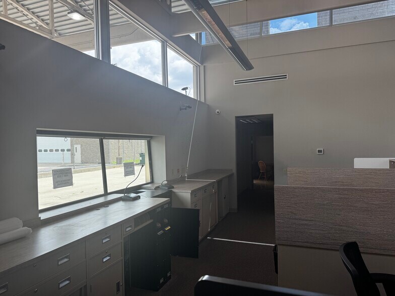 More Photos Of 600 6th Ave, Saint Albans Office For Sale