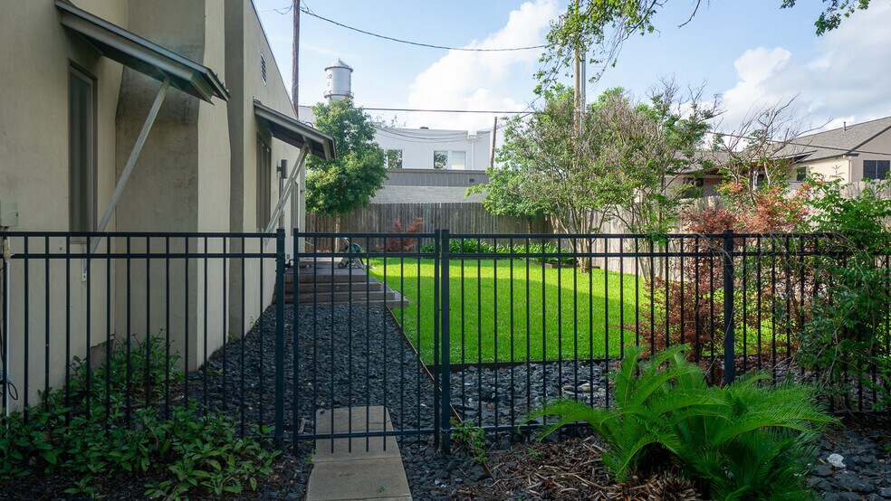 More Photos Of 106 Bagdad Ave W, Round Rock Office For Sale