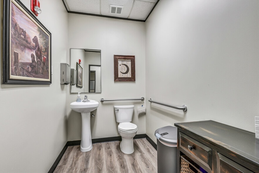 More Photos Of 2401 Parkwood Ave, Friendswood Office For Sale