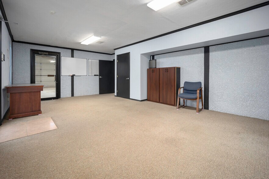 More Photos Of 401 S Ranchwood Blvd, Yukon Flex For Sale