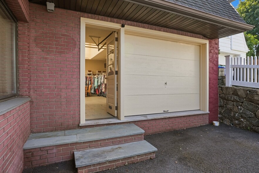 More Photos Of 129 N Water St, Greenwich Warehouse For Lease