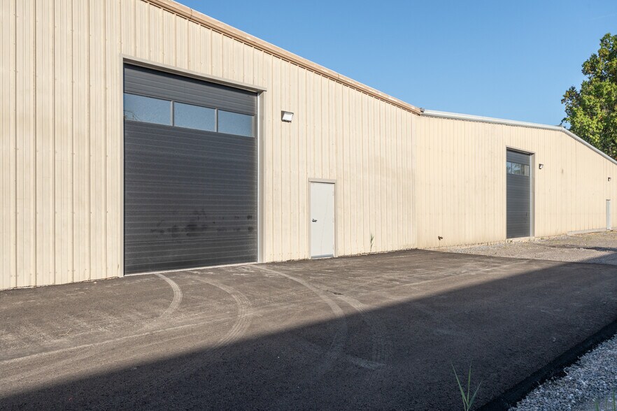 More Photos Of 6050 Don Murie St, Niagara Falls Warehouse For Lease