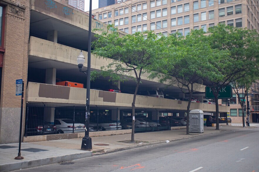 More Photos Of 600 S Clark St, Chicago Parking Garage For Sale