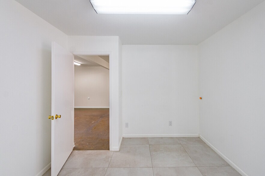 More Photos Of 5904 Dolores St, Houston Office For Lease