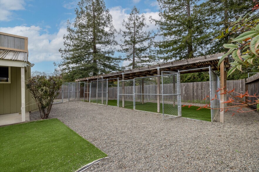More Photos Of 7050 Starr Rd, Windsor Veterinarian Kennel For Sale