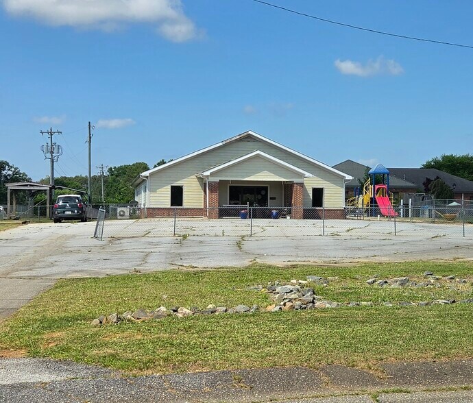 More Photos Of 1602 Spring St, Greenwood General Retail For Sale