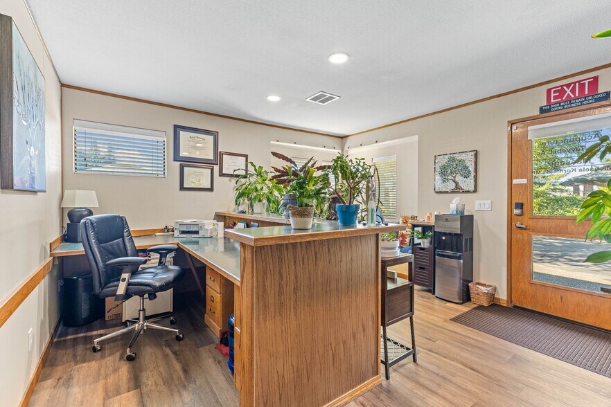 More Photos Of 1700 Cooper Point Rd SW, Olympia Office For Sale