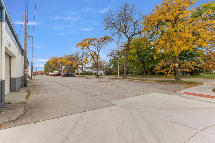 More Photos Of 1056-1060 Southfield Rd, Lincoln Park Freestanding For Lease