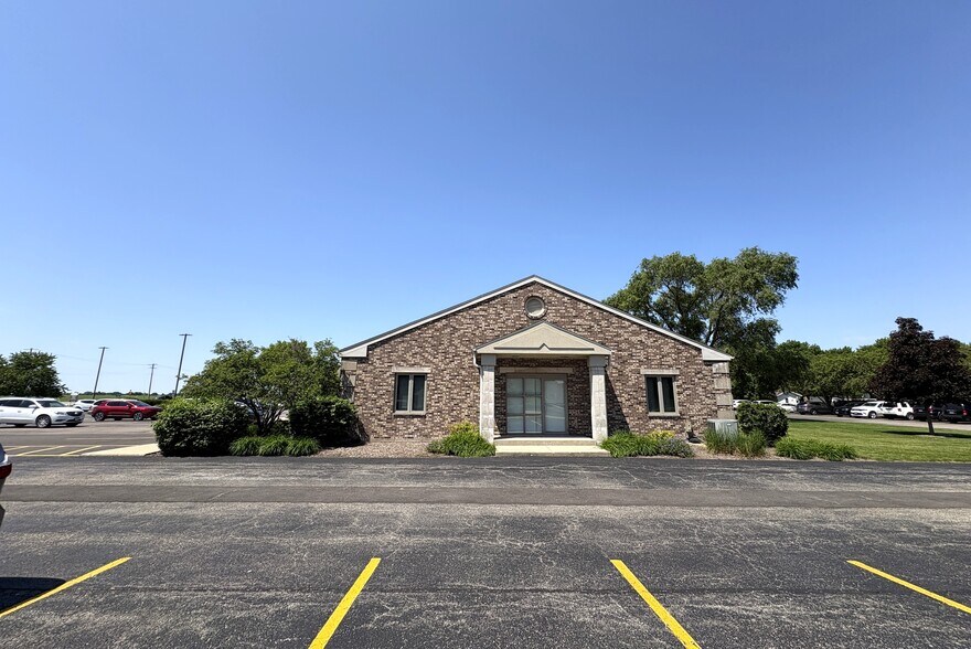 More Photos Of 1 E County Line Rd, Sandwich Medical For Lease