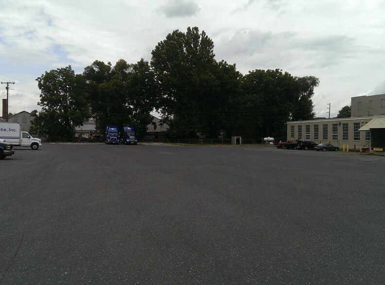 More Photos Of 200 W 12th St, Waynesboro Unknown For Lease