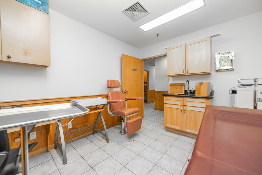 More Photos Of 1749 E 16th St, Brooklyn Storefront Retail Office For Sale