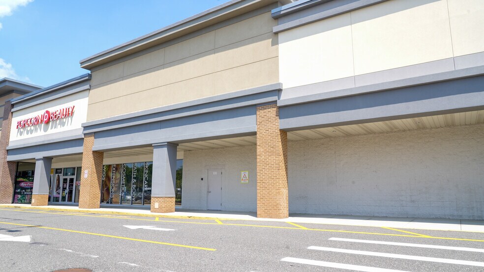 More Photos Of 900-944 Carmans Rd, Massapequa Unknown For Lease