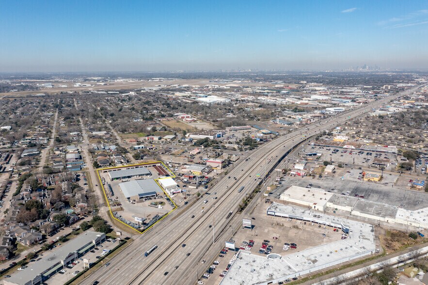 More Photos Of 10700 Gulf Fwy, Houston Warehouse For Lease