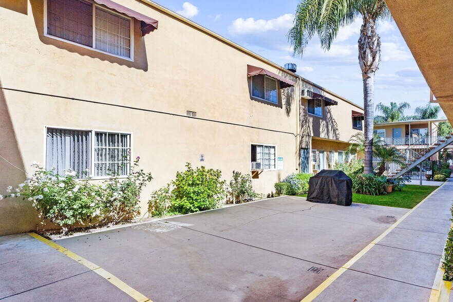 More Photos Of 8523 Etiwanda Ave, Northridge Apartments For Sale