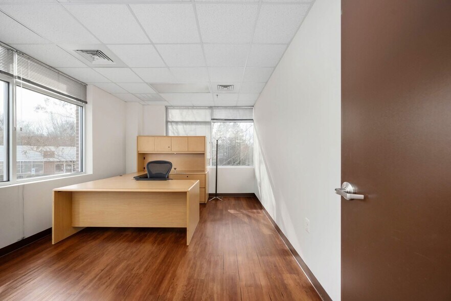 More Photos Of 927 Maple Grove Dr, Fredericksburg Office For Sale