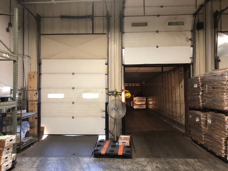 More Photos Of 1202 Thomas Beck Rd, Des Moines Flex For Lease