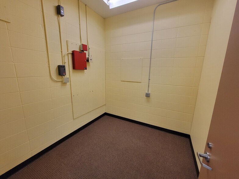 More Photos Of 2101 W 41st St, Sioux Falls General Retail For Lease