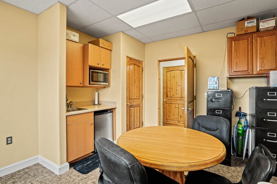 More Photos Of 404 Kiva Ct, Santa Fe Medical For Lease