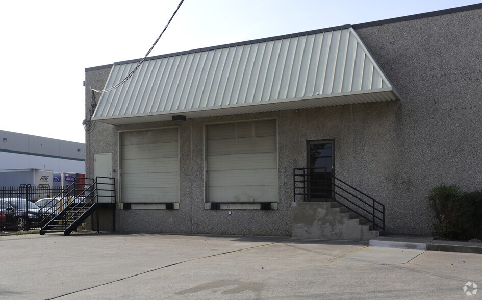 More Photos Of 10465 Shady Trl, Dallas Flex For Sale